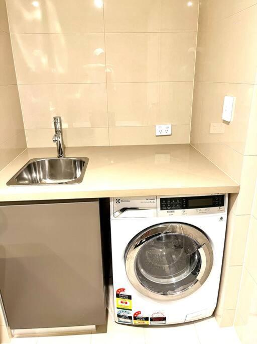 Wow City Views Luxury 2 Bed 2 Bath Wi-fi Car Space Apartment *