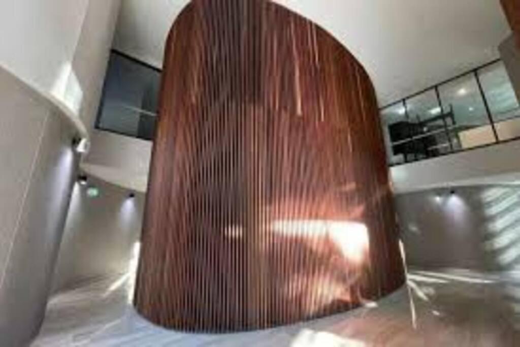 Wow City Views Luxury 2 Bed 2 Bath Wi-fi Car Space Apartment *